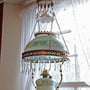 # 18 Élégante lampe à l'huile suspendue ornée de cristal. Utile et agréable dans votre décor.