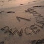 Dancelicious-Logo am Strand in Thailand (Foto: Marlien Demond)