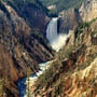 Wasserfall im schönen Canyon im Yellowstone.