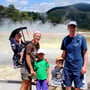 Familienfoto vor den dampfenden Schwefelfeldern in Waiotapu