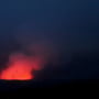 Glühende Lava bei Nacht