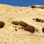 Höhlen in den Sandsteinfelsen vor dem Goblin Valley. Ideales Klettergebiet.