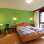 Schlafzimmer 2 mit Balkon, Wohnung 2 Ferienhaus-Apartment Golf Saas-Fee