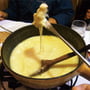 スイス料理の代表格「チーズフォンデュ」。