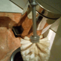 Doch die Toilettenbürste gehört in den Eimer dahinter und...