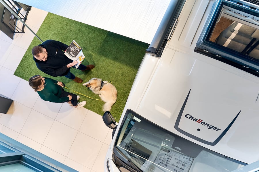 Wohnmobile vor dem Haus von Camperwelt Fischer