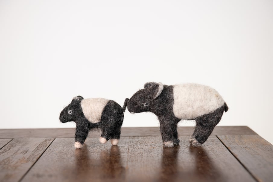 ▲『手のひらの動物・羊毛でつくる絶滅危惧種』(主婦の友社)よりバクの親子