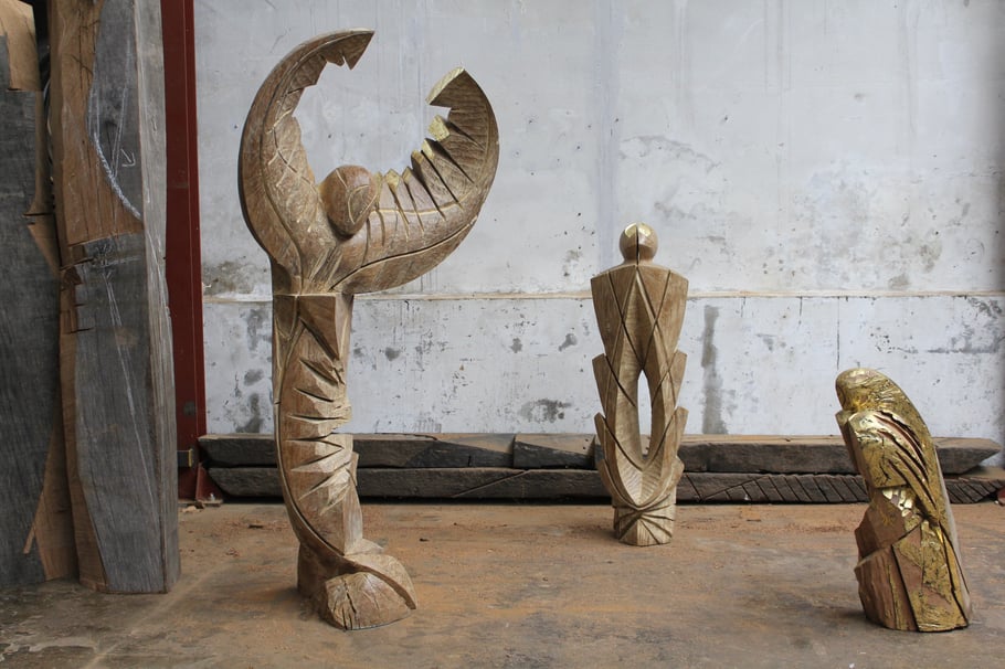 L'Annonciation, tryptique, chêne ocré doré à la feuille, 91 x 45 x 33 cm