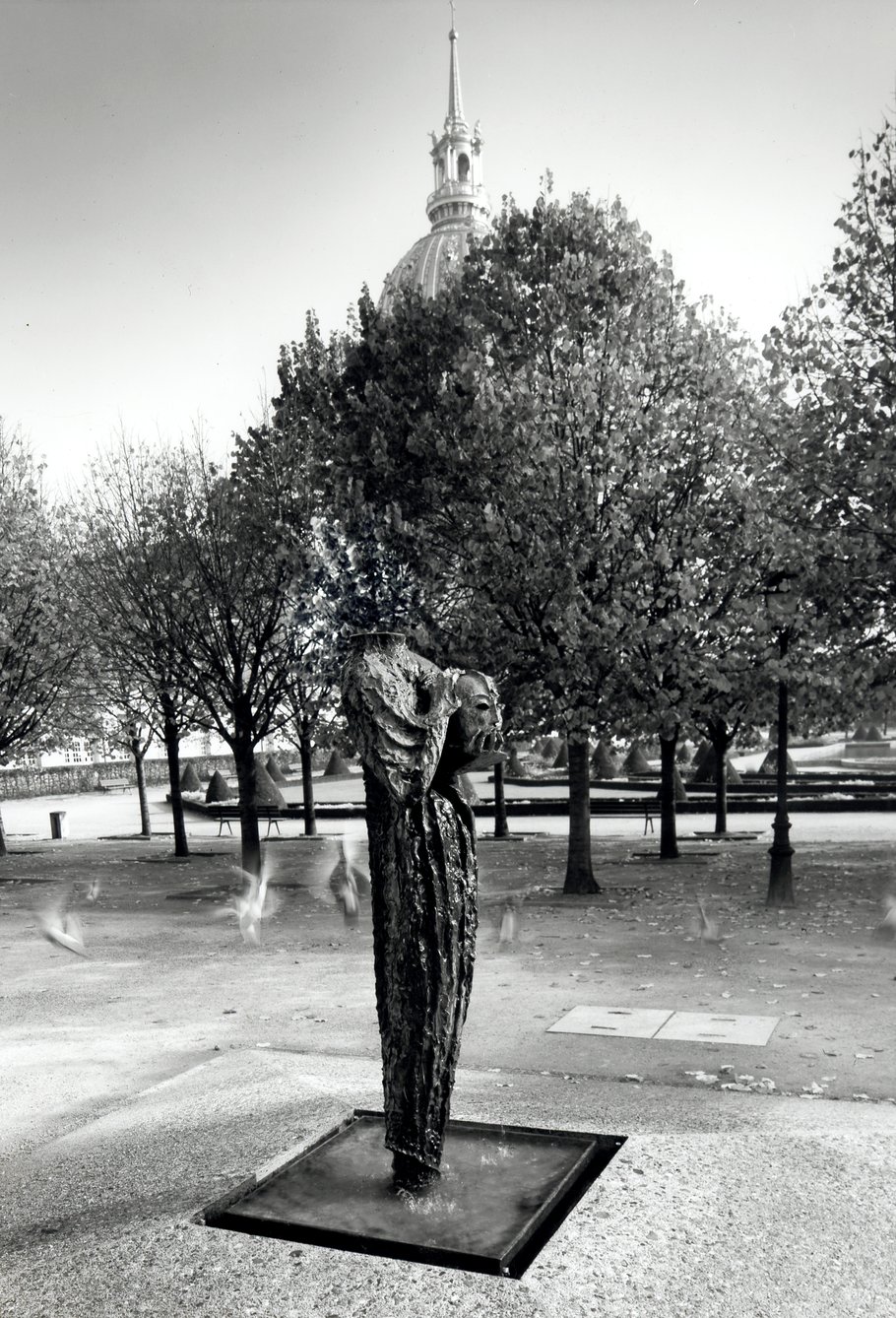 Parole portée à la mémoire des victimes du terrorisme, 1998, bronze I/I, 230 x 74 x 74 cm, Jardin de l'Intendant, boulevard des Invalides, Paris © Hughes Dubois