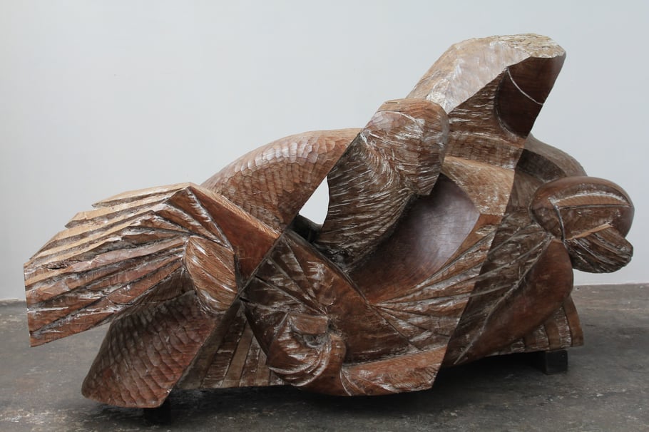 Avec la terre, 2012, bois de Kevasingo, 153 x 268 x 129 cm © Mathilde de Torhout