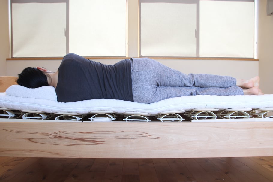 肩からウエスト、腰にかけてブナ木盤とラバークッションがしっかりと支え、おしりなどの身体の丸みも柔軟に受け止めます。