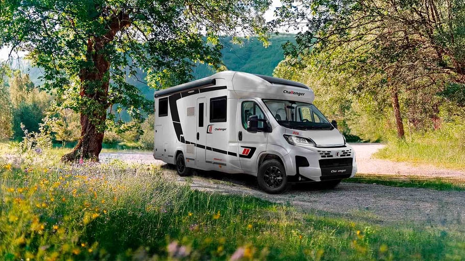 Challenger-Camper von Camperwelt Fischer vor Frühlingslandschaft.