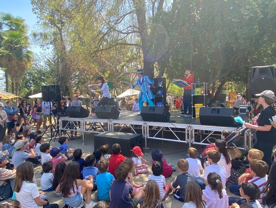 Mamás participando con el Mago Fun en show Cambio Climático en Casas de Lo Matta, Vitacura