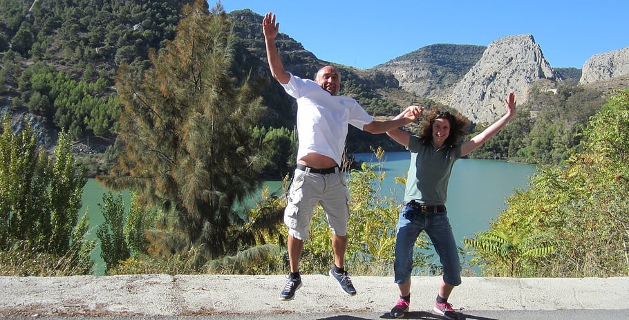 Antje Gaedt vor dem Stausee in El Chorro auf der Andalusien Rundreise