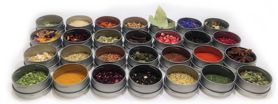 verschiedene Kräuter, Blüten, Tee, Gewürze