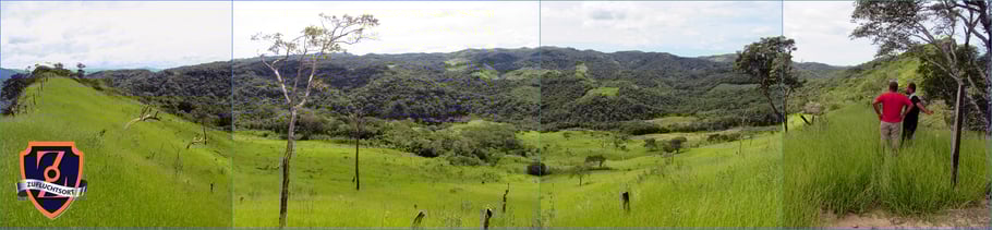 Hier eine Panoramaaussicht von der Einfahrt unseres Zufluchtsorts. Rechts im Bild zwei unserer zirka 40 Mitarbeiter vor Ort.