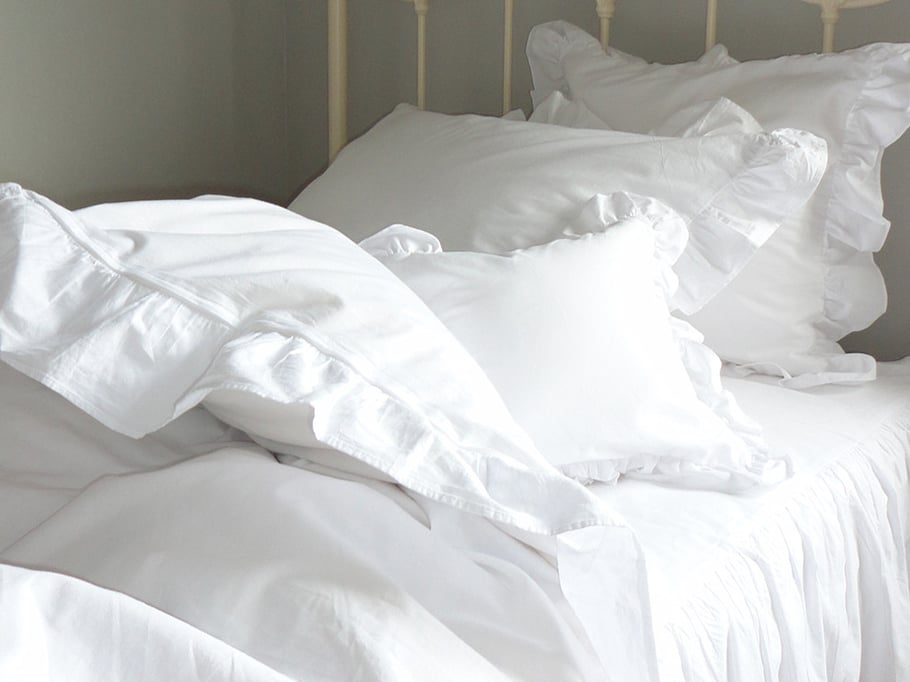 ベッドコーディネート　ベッドリネン　白　フリル