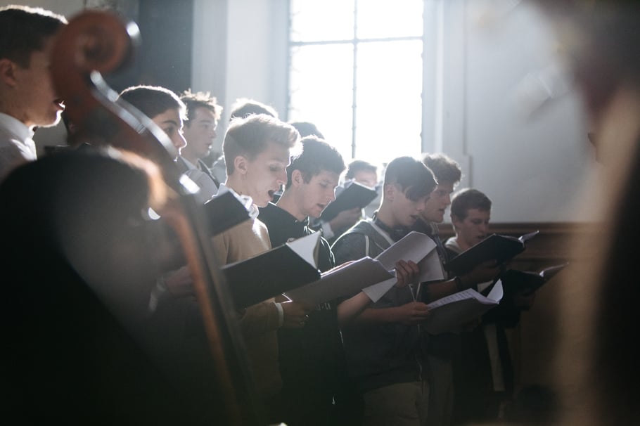 Das Herrenensemble der Luzerner Sängerknaben bei der Uraufführung der Kantate Dorothea von Joël von Moos