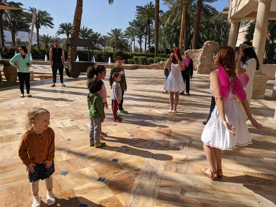 Kinderanimation schon beim Frühstück 