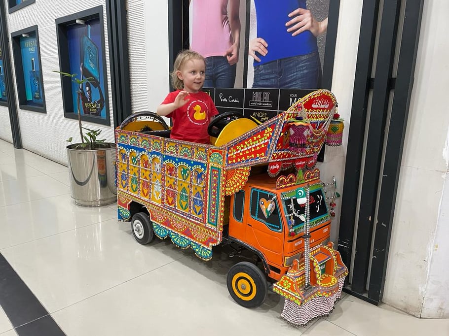 Ein Mini-Pakistan-Truck in der Centaurus Mall