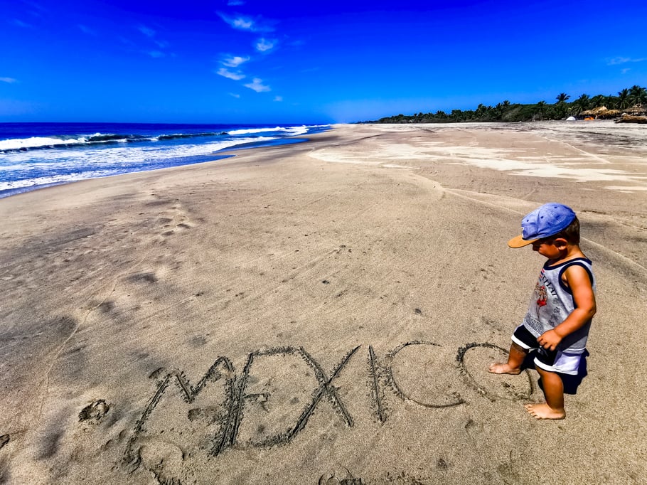 Nach einer Bootstour zurück auf dem Festland in Playa Ventanilla, Mexiko (Foto: Katha Dos Santos)