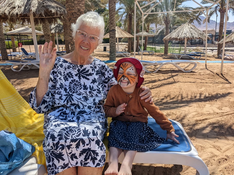 Johanna mit ihrer Uroma am Strand von Aqaba