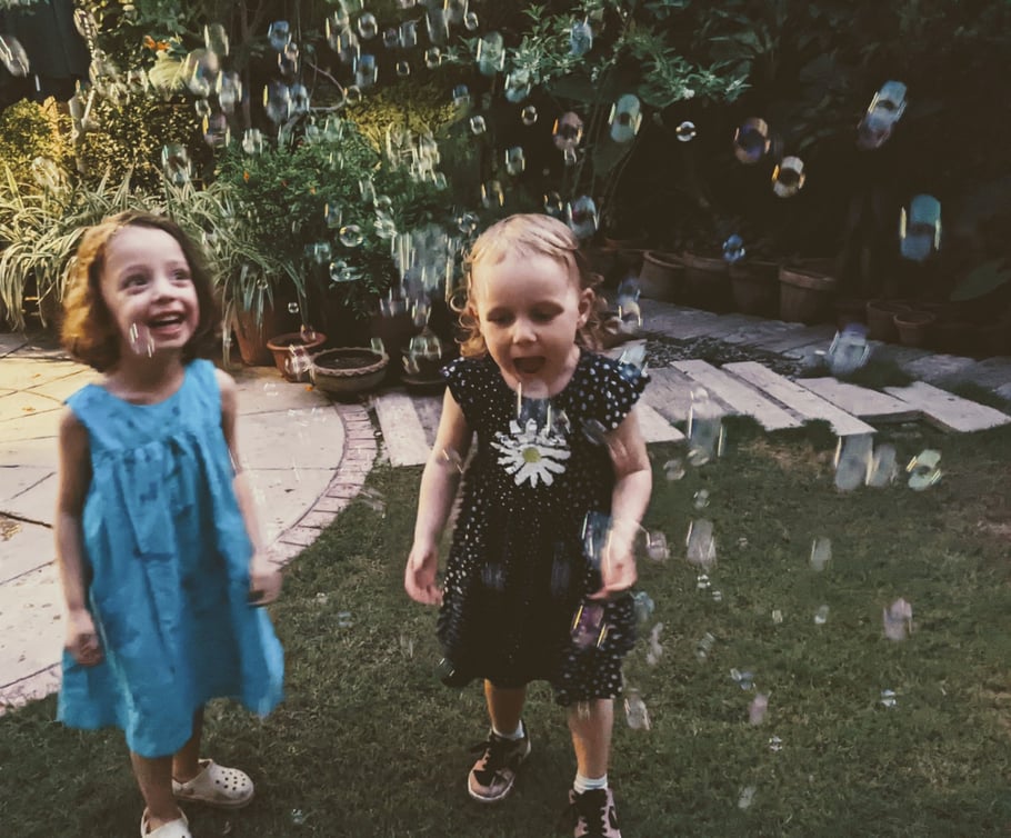 Seifenblasen bei Elise im Garten in Islamabad