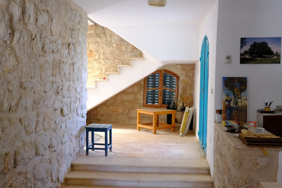 Im Innenraum wurde überwiegend mit Naturmaterialien gebaut 