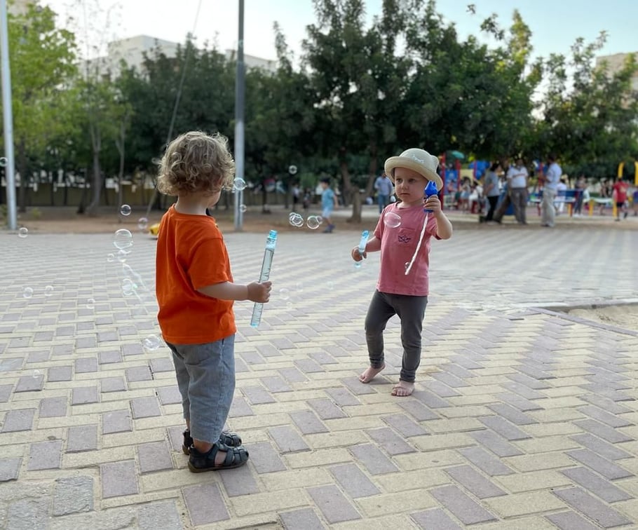 Barfuß auf dem Spielplatz mit Seifenblasen