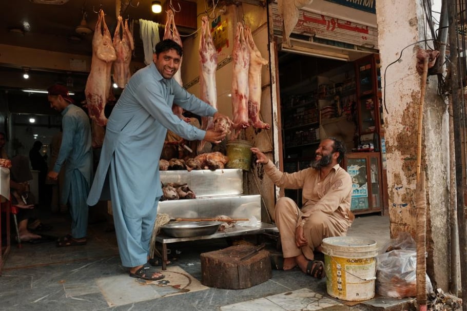 Ein lokaler Metzger zeigt stolz einen Ziegenkopf