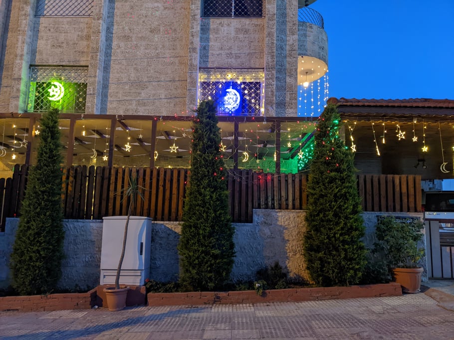 Unser Nachbarhaus ist festlich geschmückt