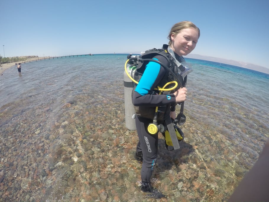 Ein gewzungenes Lächeln unter der Schwerlast der Ausrüstung