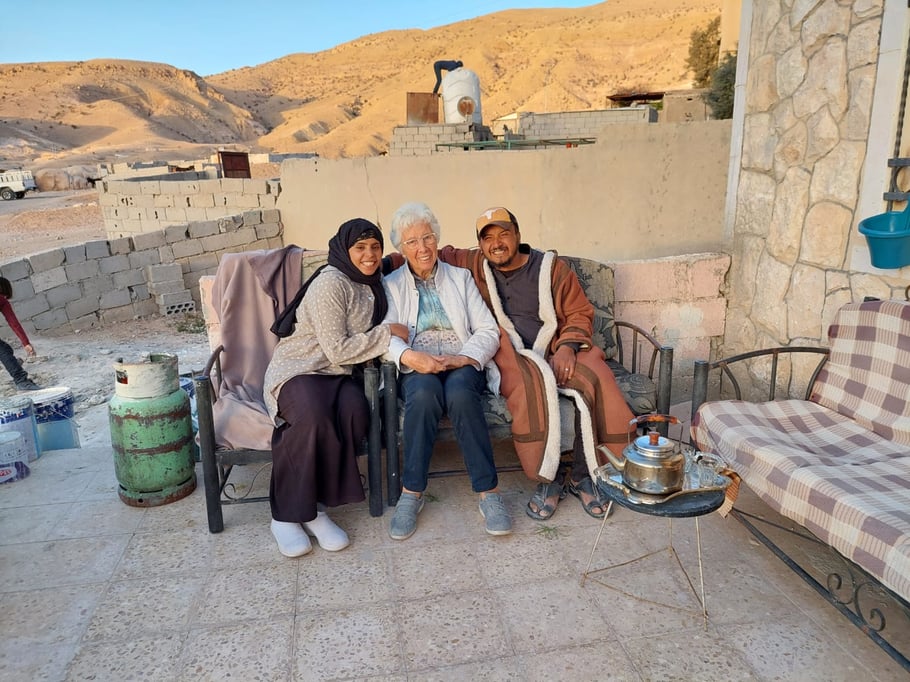 Oma mit Khaled und seiner Frau: Unser Homestay