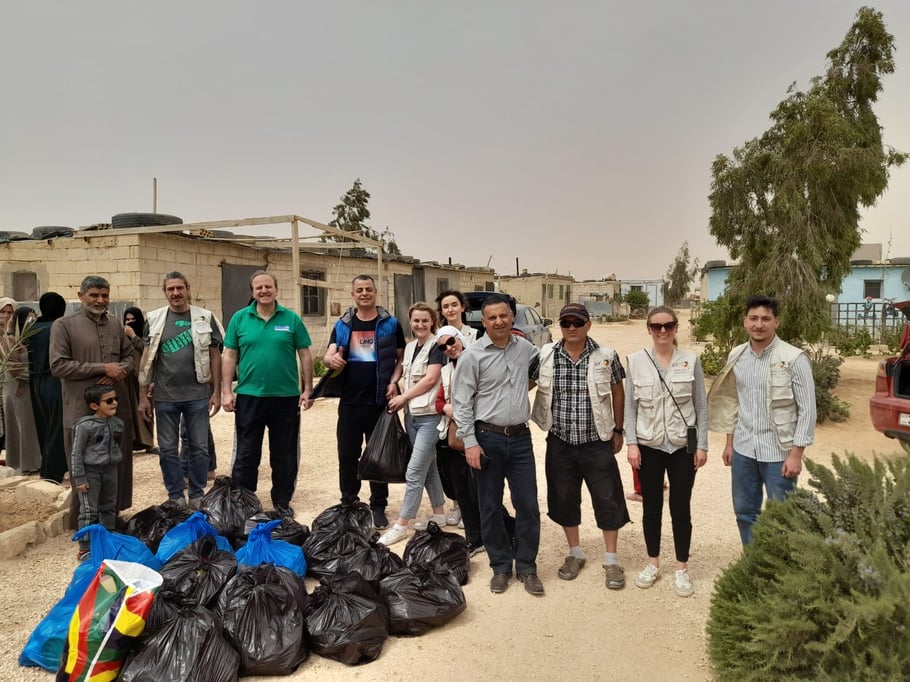 Essenspakete für jeden Haushalt (Öl, Milchpulver, Reis, Zucker, Salz, Nudeln, Linsen) bringen wir mit