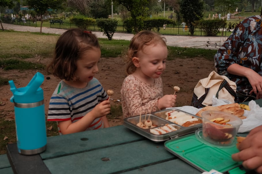 Mini-Fleischbällchen auf dem Spielplatz
