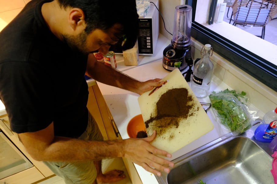 Kreativ: Leider kein Mörser vorhanden. Deepanshu hat es mit einer Glasflasche geschafft