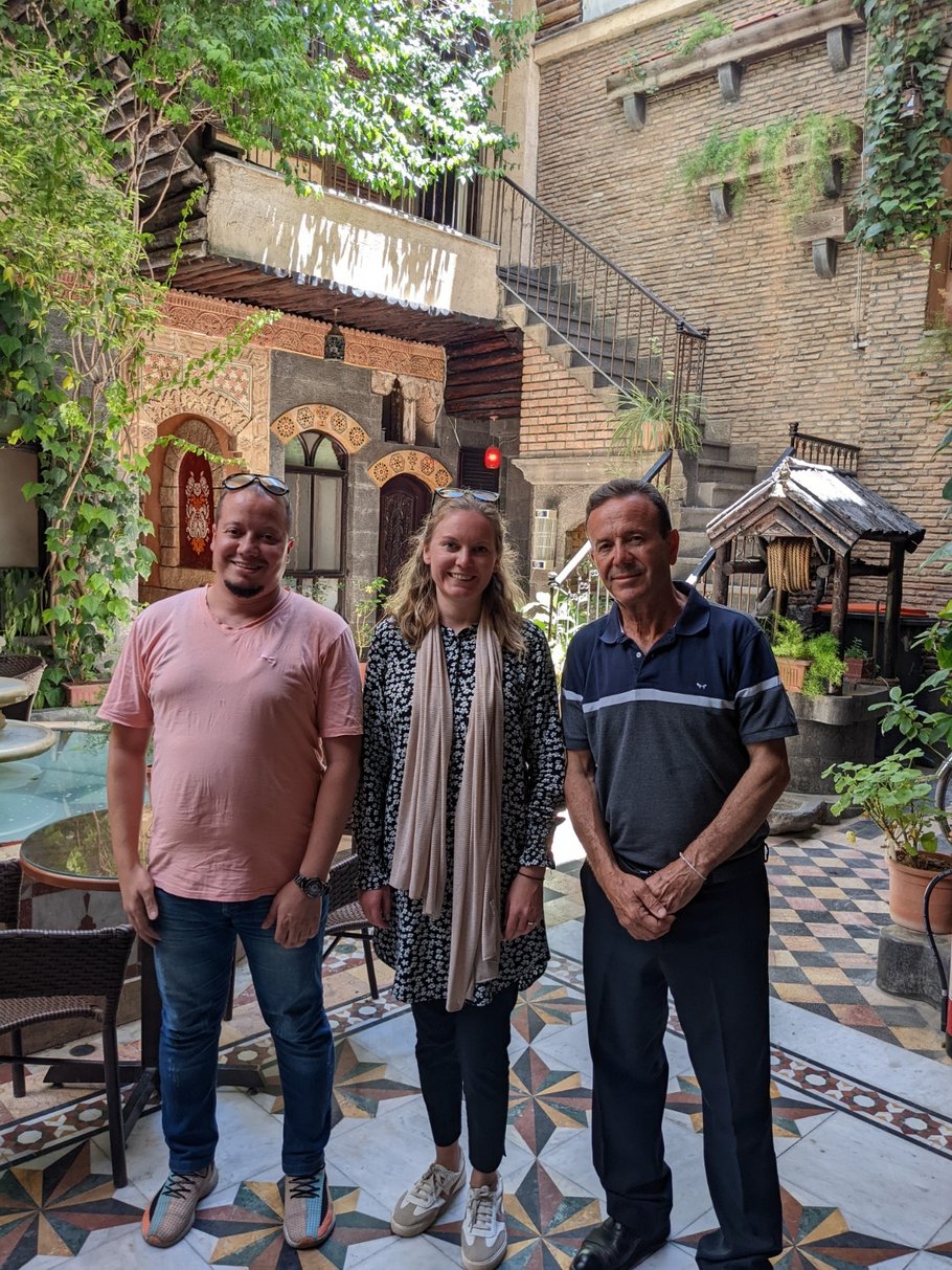 Ghassam zu meiner rechten. In der Lobby des Hotels.