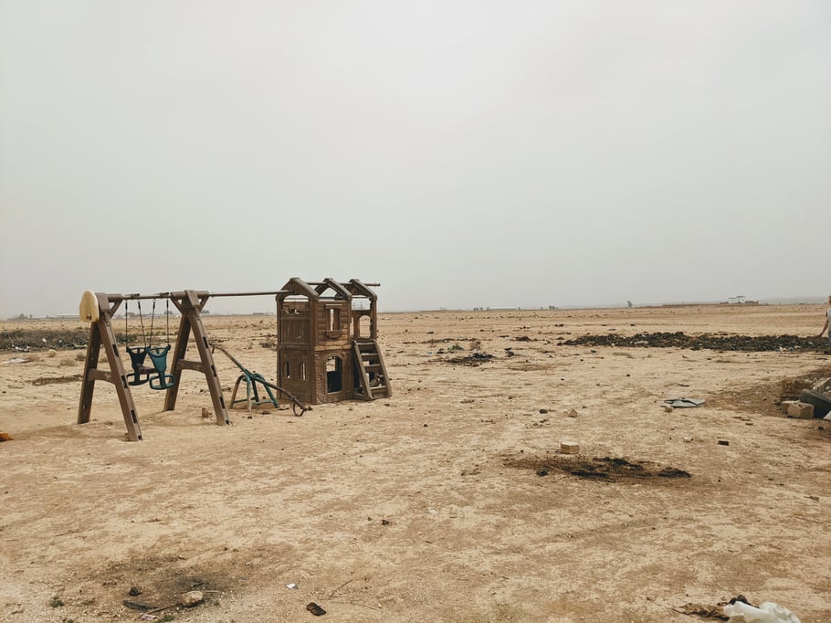 Karge Gegend: Eine Hilfsorganisation hat ein Spielgerüst gespendet