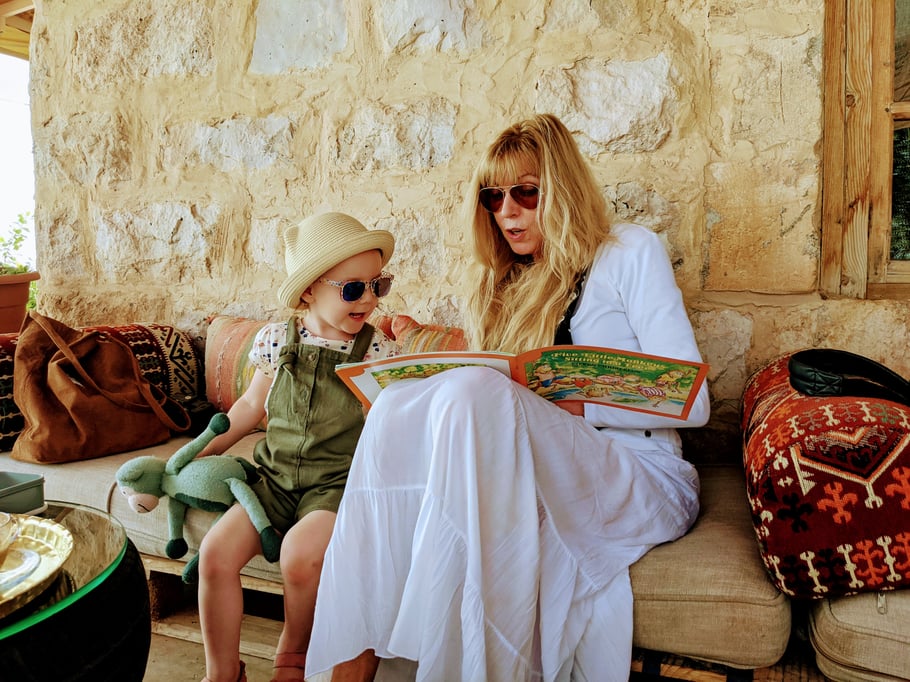 Zusammen mit Oma wird das neu erworbene Buch gelesen