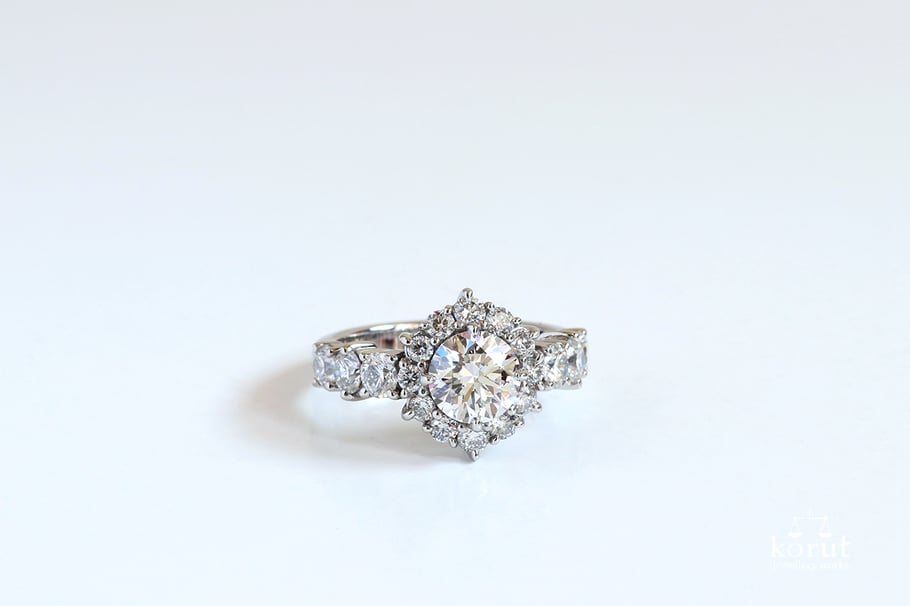 取り巻きデザインのエンゲージリング（婚約指輪）