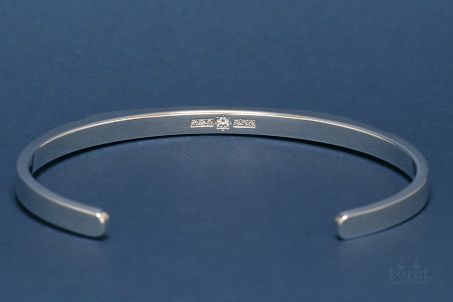 シルバー製メンズバングル　ダイヤモンド入り