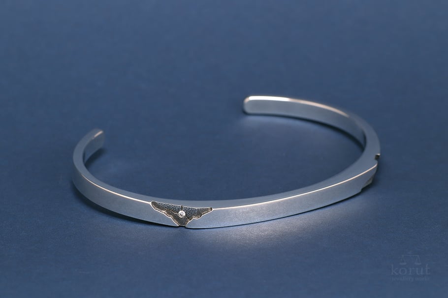 シルバーのメンズバングル