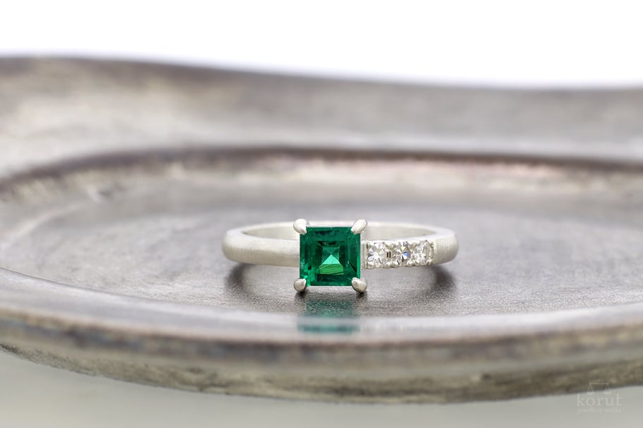 エメラルドの指輪