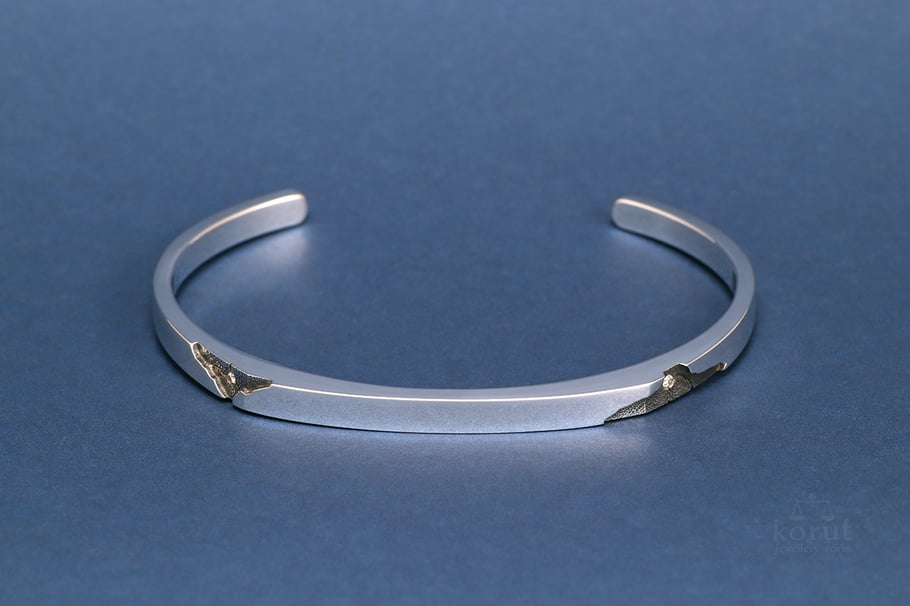 シルバーのメンズバングル