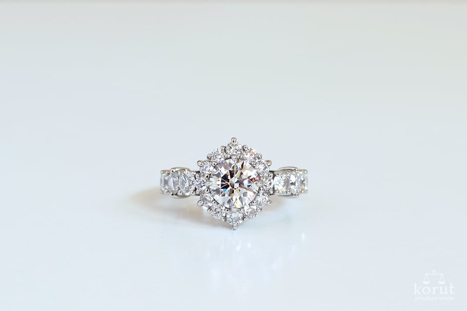 取り巻きデザインのエンゲージリング（婚約指輪）