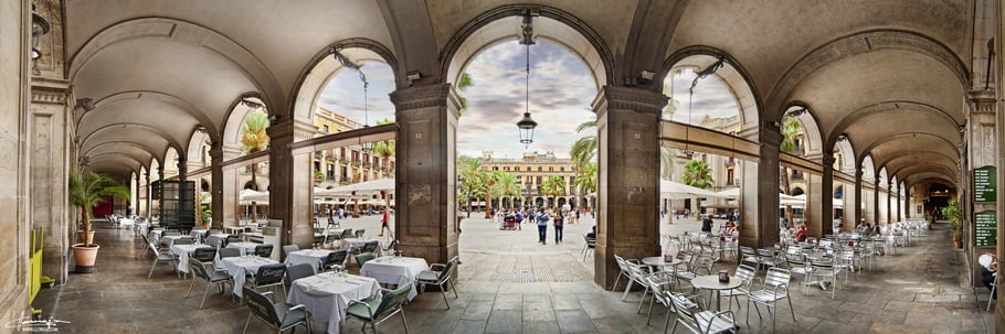 Plaza Real de Barcelona forma trapezoidal que colinda con La Rambla y está situada en el Barrio Gótico de la Ciudad