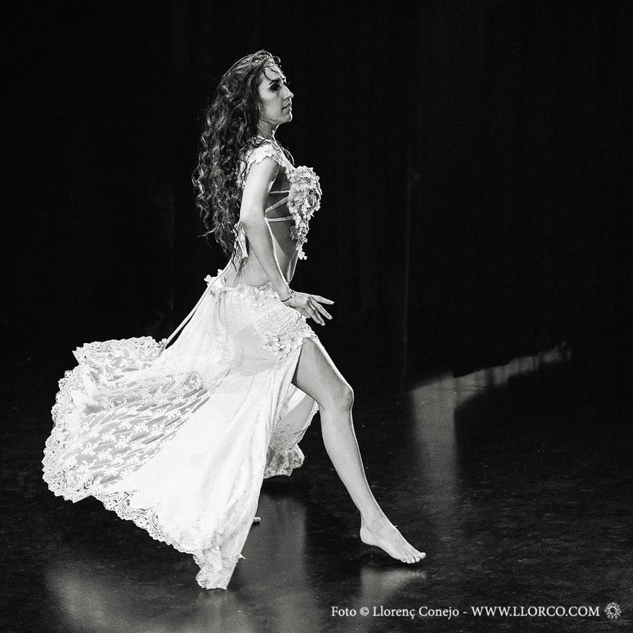 Gitza - Directora de la compañia- (Hiladora de sueños)en el espectáculo INERTIA)