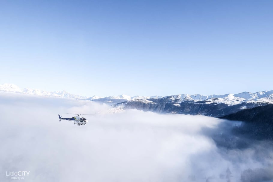 Über den Wolken mit dem Helikopter