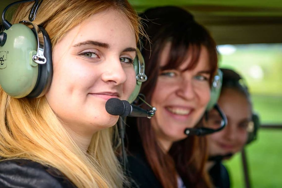 Begeisterte Fluggäste bei Helikopterflug