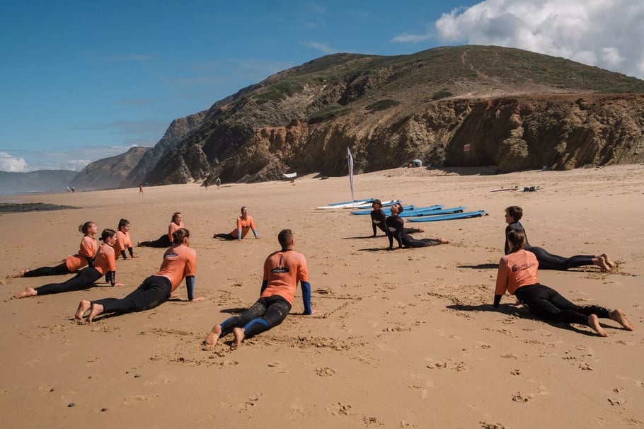 Die Jungs genießen das kristallblaue Wasser der Adria auf ihrer Kroationreise mit dem Vater.
